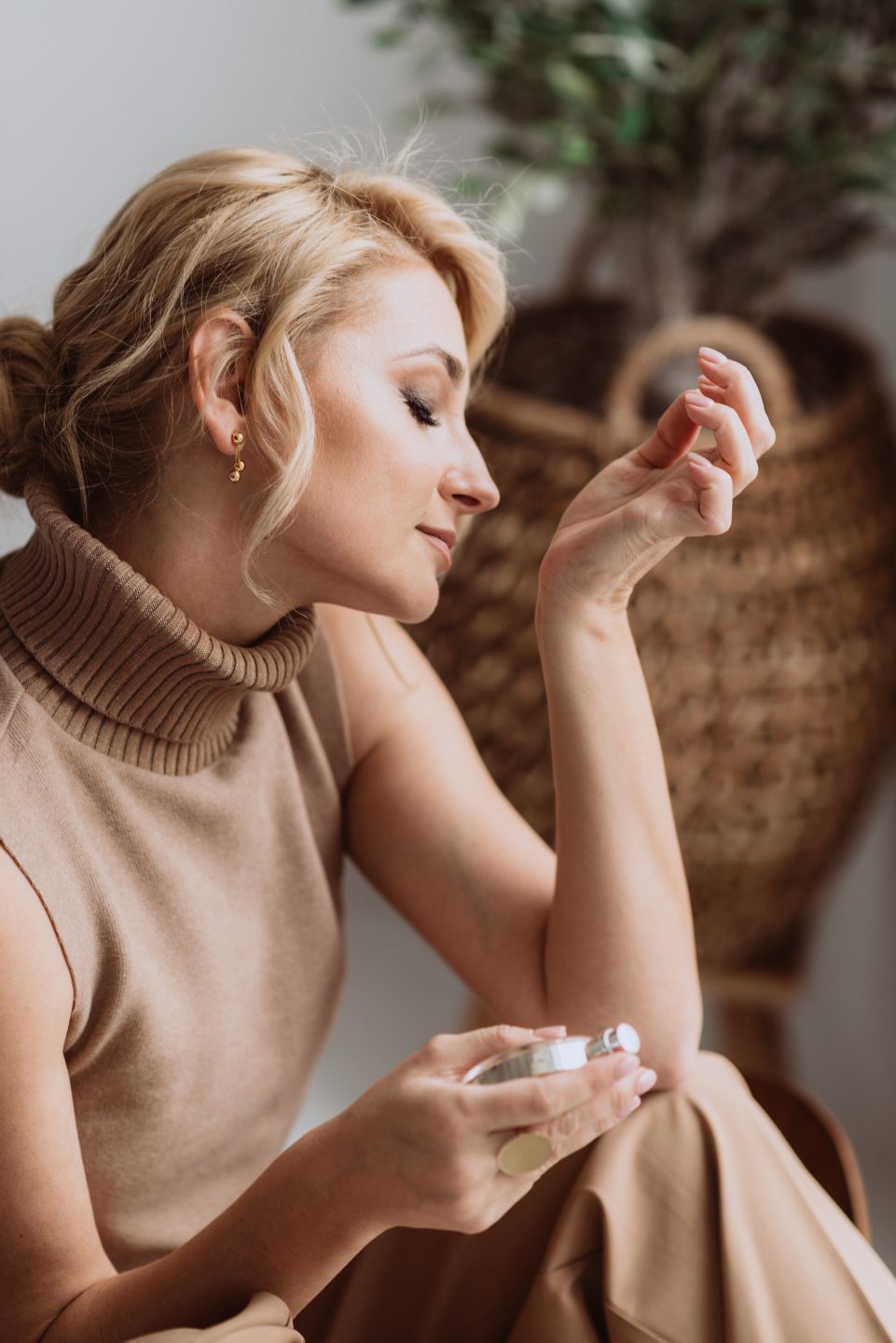 young beautiful woman holds a bottle of perfume in 2022 11 14 07 05 32 utc perfumeros